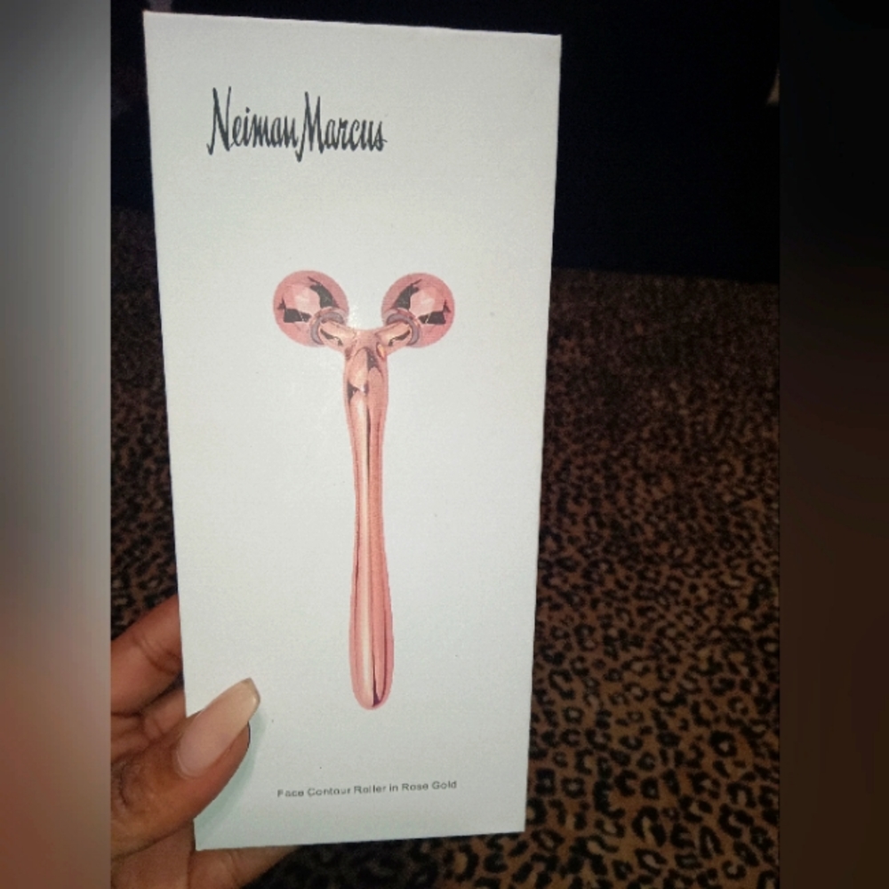 Rose gold face contour roller